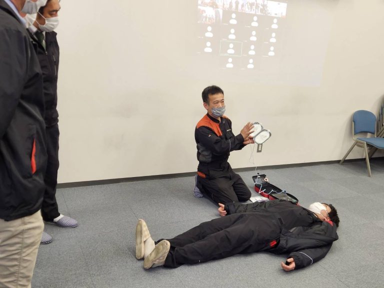 あなたはＡＥＤの準備を！